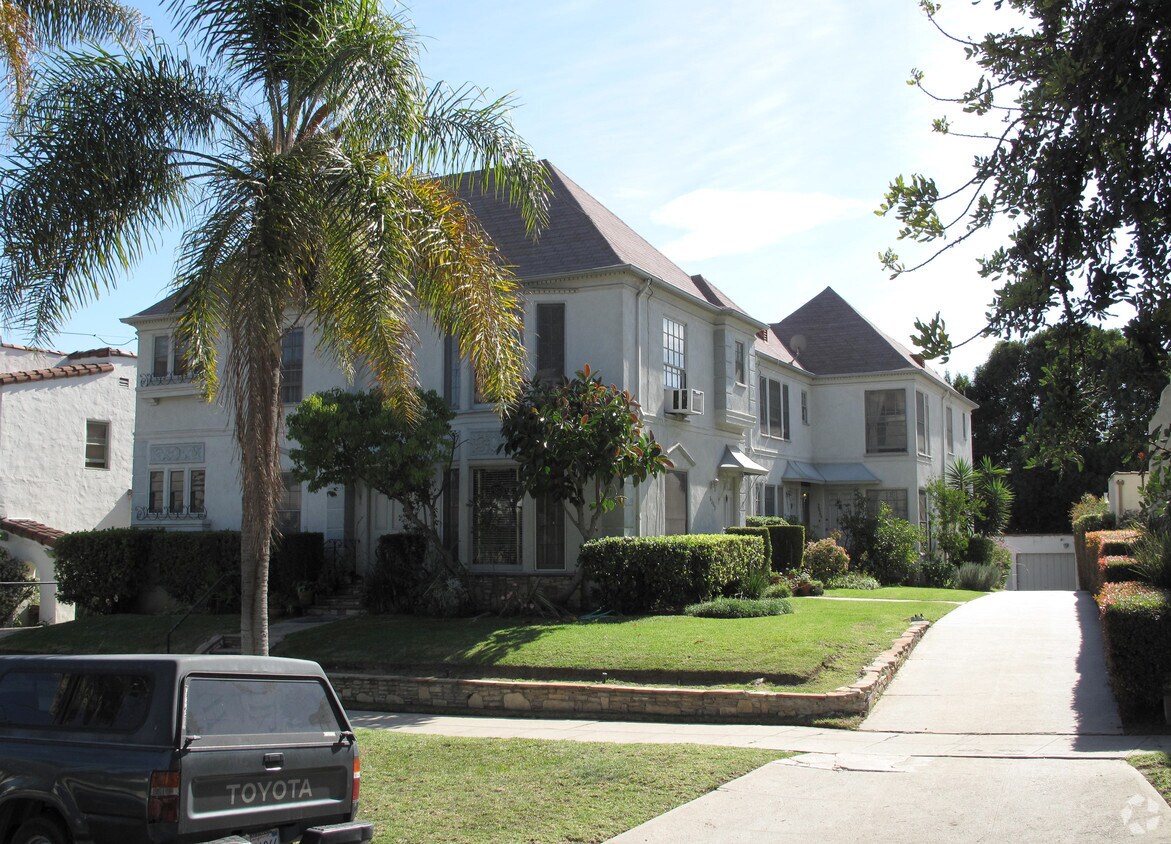 Foto del edificio - 3216 Rowena Ave