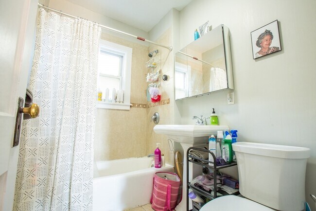 Building Photo - 6 Belmont St