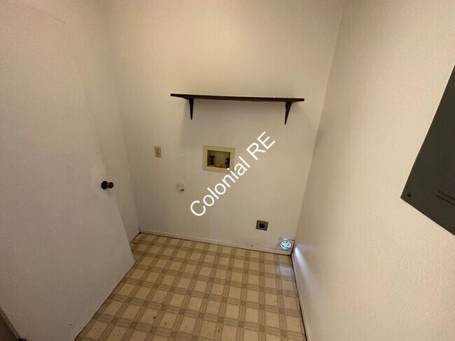 Building Photo - Spacious 3 bedroom 2 bathroom townhouse fo...