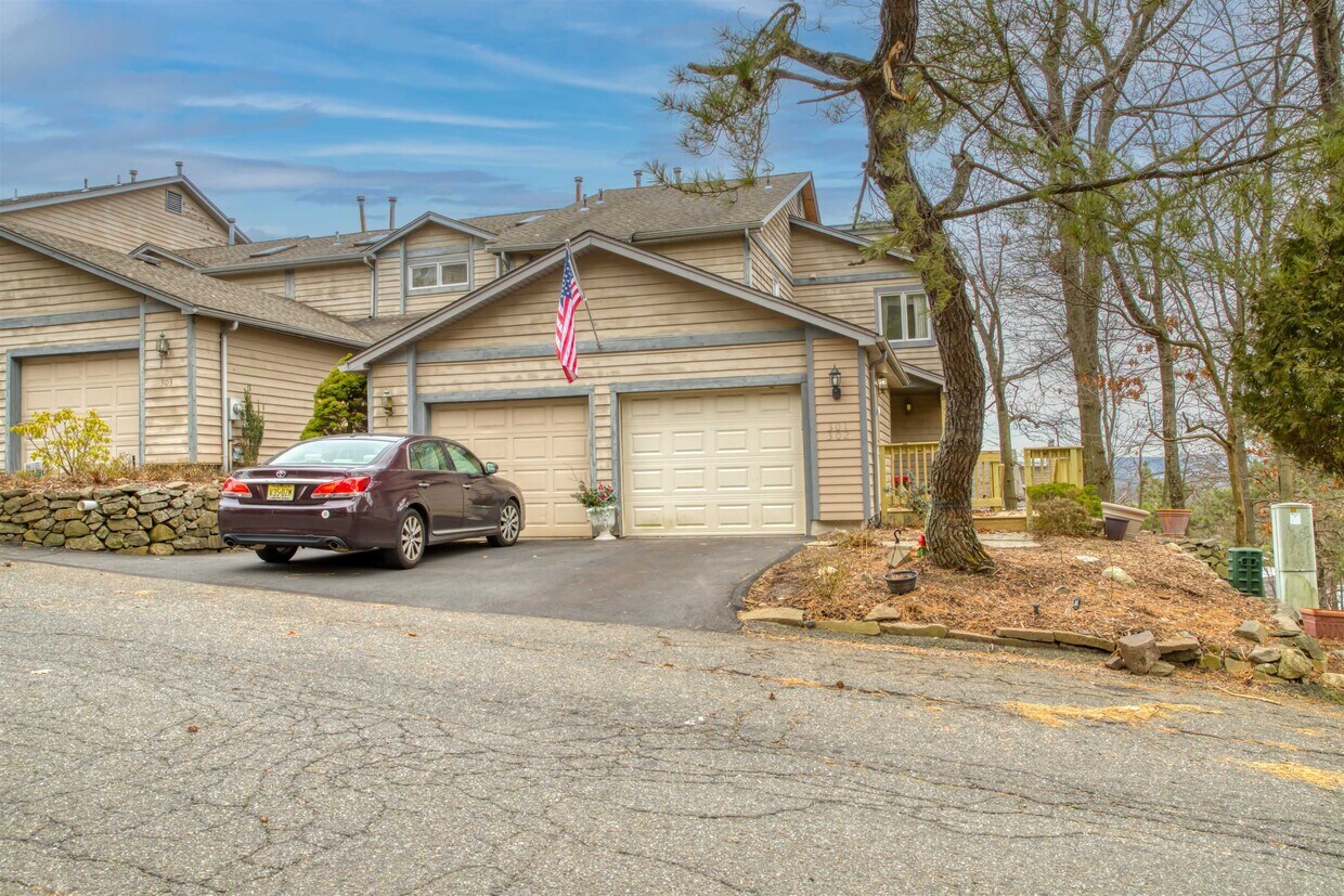 Primary Photo - 302 Heights Dr