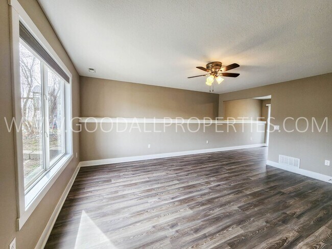 Building Photo - 3 bedroom 1.5 bath townhome in Van Meter