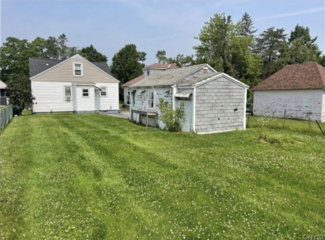 Building Photo - 1405 Kellogg Ave