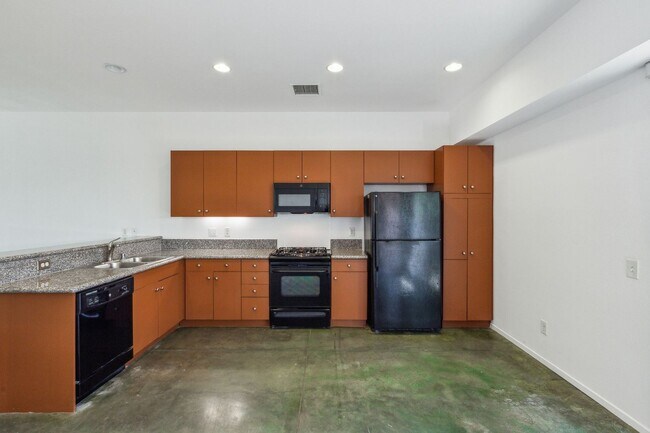 Building Photo - 2 Bed / 2.5 Bath Palermo Townhome