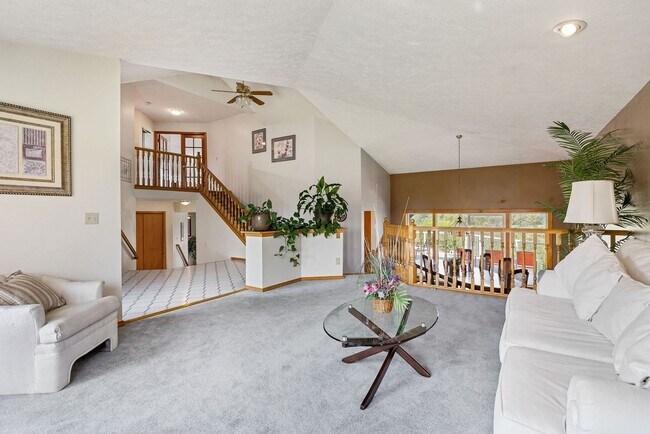 Foto del edificio - Stunning Home Along Spokane River Complete...