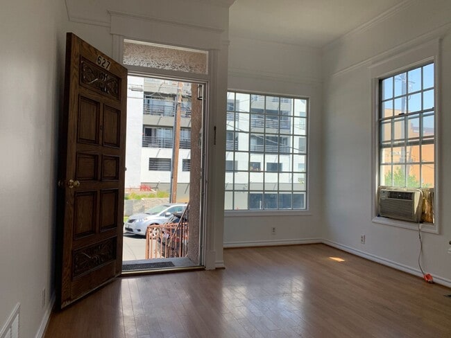 Building Photo - 627 N Hill St