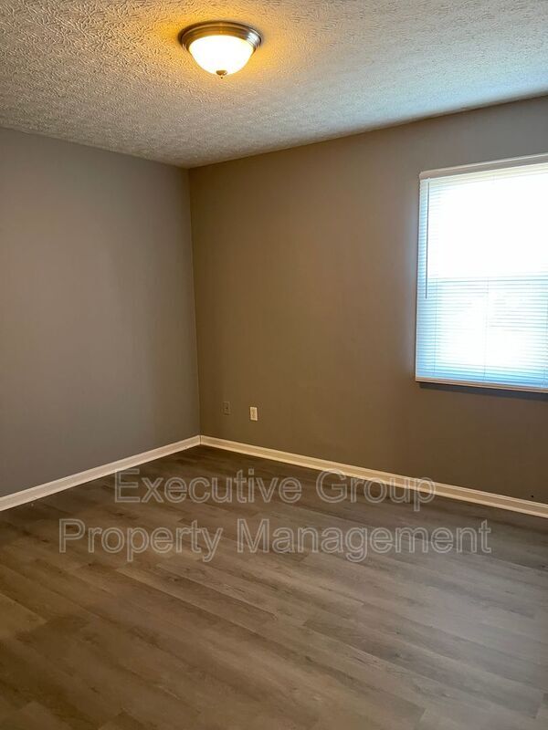 Foto del edificio - 355 Elmwood Dr