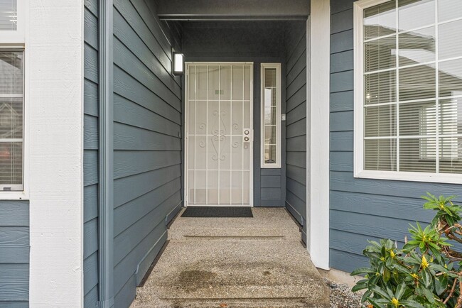 Building Photo - Beautiful 3-Bedroom, 2-Bath Home on a Corner Lot in Spanaway