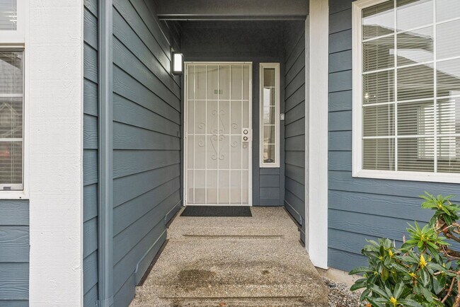 Foto del edificio - Beautiful 3-Bedroom, 2-Bath Home on a Corner Lot in Spanaway