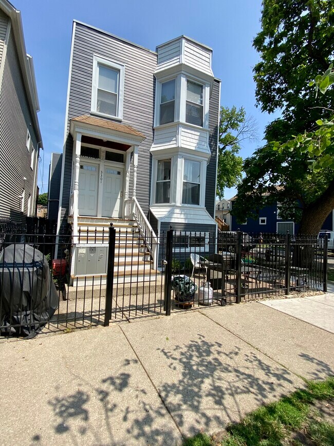 Building Photo - 3301 N Oakley Ave