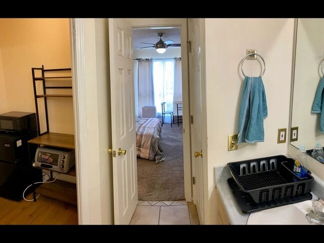 Foto del edificio - 853 Ladner Dr