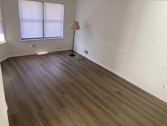 Sala de estar muy grande con nuevo piso de vinilo de lujo y riel para silla - 41 Heather Ct