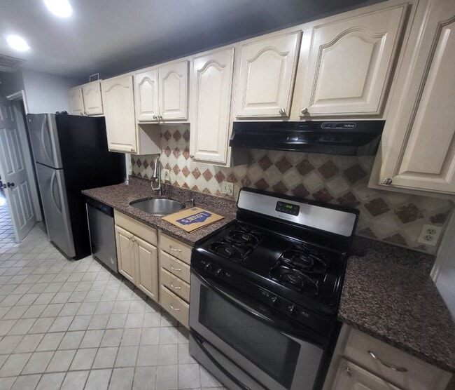 Building Photo - 2 Bedroom 2 Bath with Rooftop Deck!