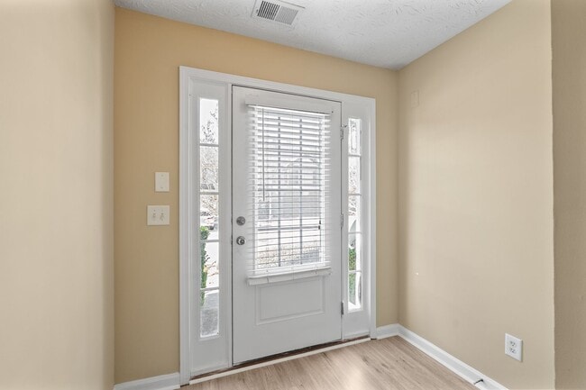 Building Photo - 3 Bedroom Townhome in Stonecrest!