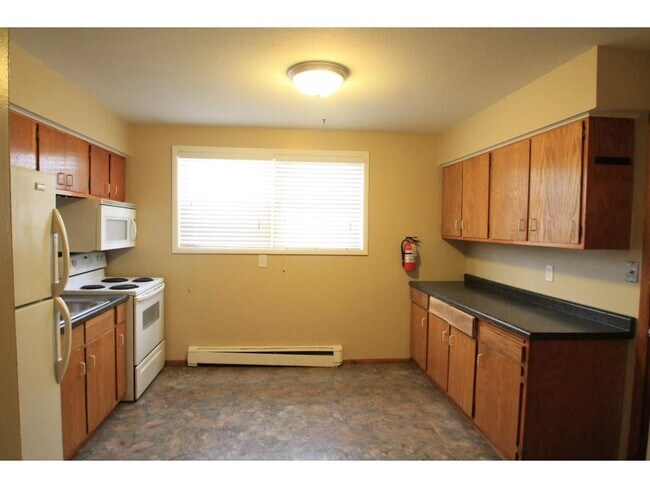Building Photo - 1335 7th Ln