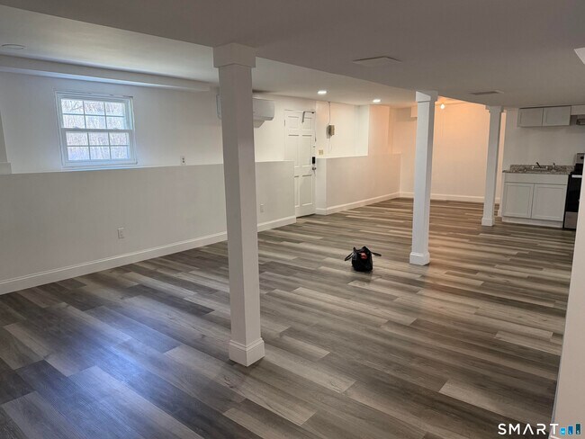 Foto del edificio - 96 Neill Dr