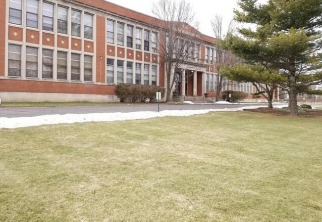 Building Photo - 409 La Grange Ave