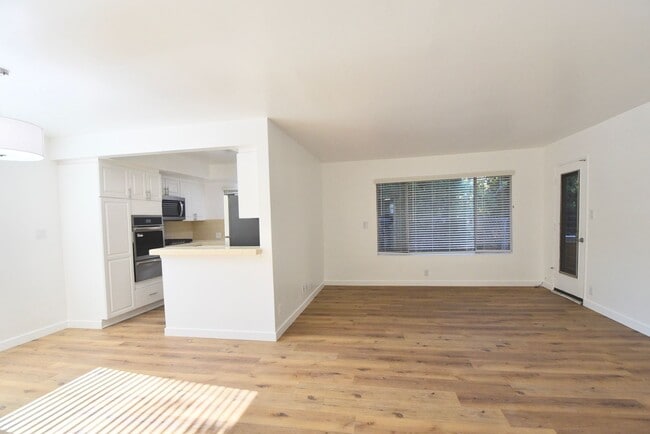 Building Photo - 14706 Dickens St