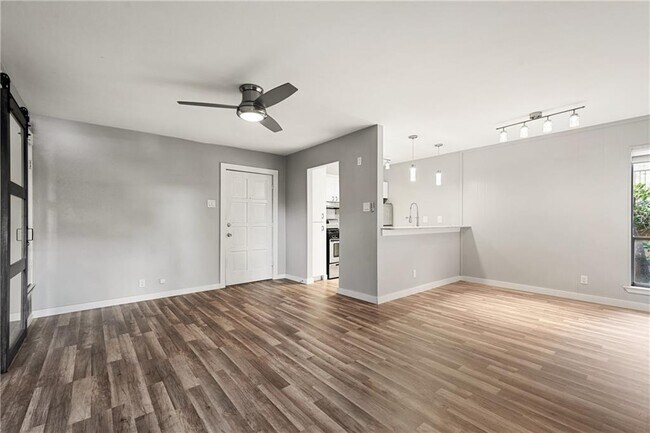 Building Photo - 3431 N Hills Dr