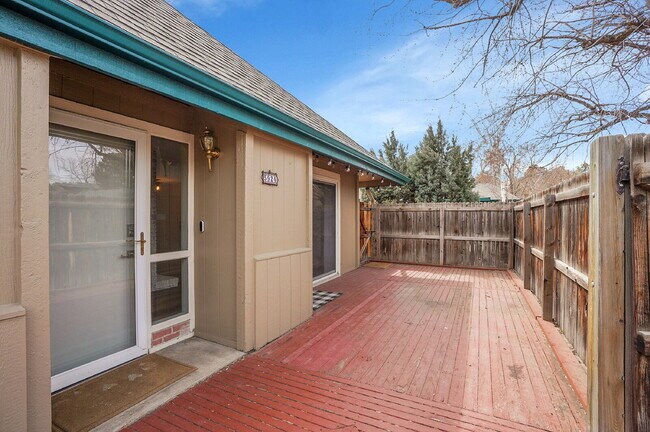 Building Photo - $2,145.95 with $300 Off the first month's rent, 2 Beds - 1 Bath, Townhouse in Greenwood Village w...