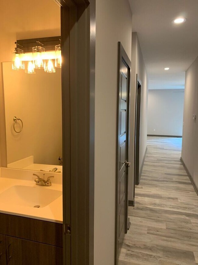 Building Photo - 3 Bedroom, 2.5 Bath Modern Townhome in Nor...