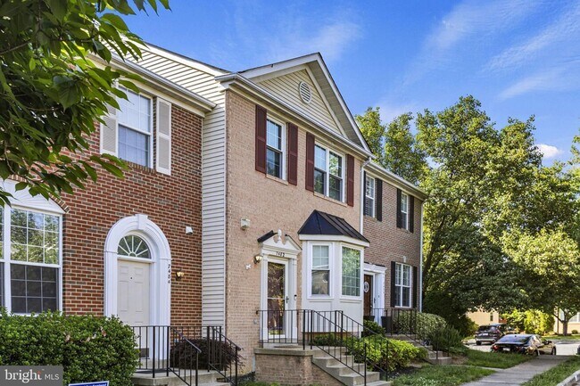 Foto del edificio - This beautiful 3-bedroom townhome is nestl...