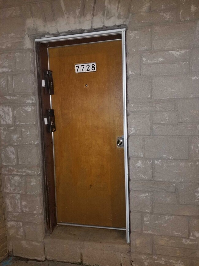Foto del edificio - 7728 W National Ave