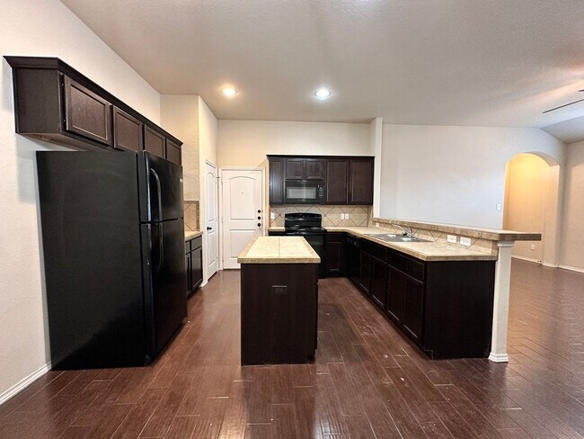 Building Photo - 3/2/2 Duplex / Close to Shopping, Restaurants & Entertainment / Corner Lot / Fridge Included / Fe...
