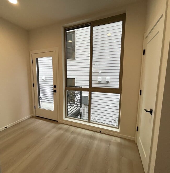 Building Photo - 2Bd/1.75Ba Seattle Townhouse