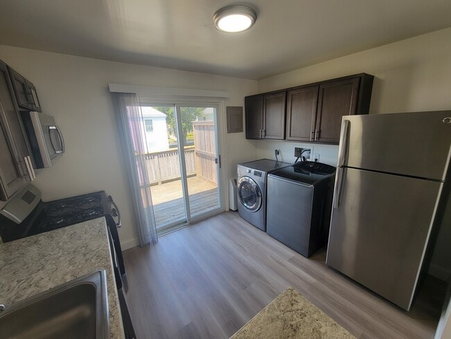 Building Photo - Newport Landings Apartment Community