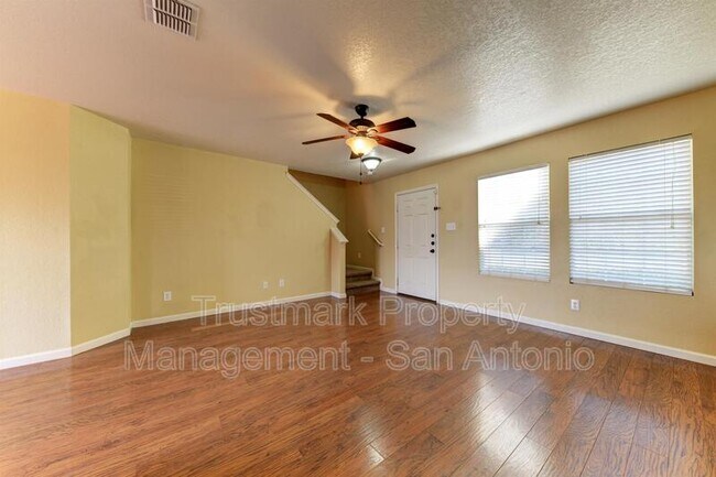 Foto del edificio - 7927 Horse Hollow