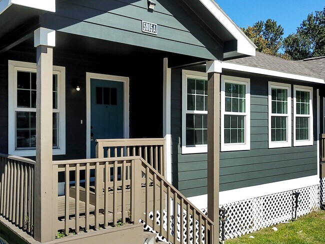 Foto del edificio - 5905 Woodview Dr