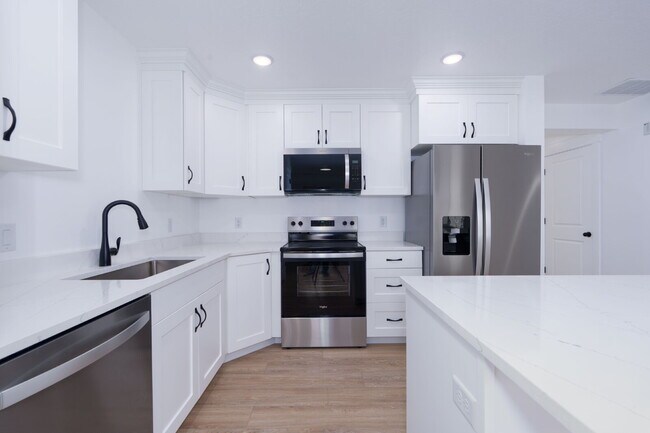 Building Photo - Spacious & Comfortable Home in Quiet Vernal Neighborhood