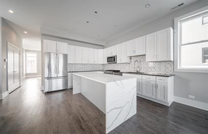 Building Photo - 556 W 18th St