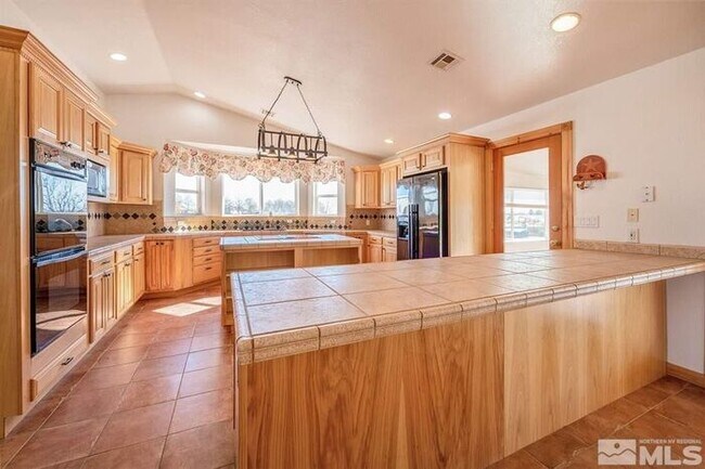 Foto del edificio - Stunning Lake-Adjacent Estate on 4.6 Acres in Silver Springs, NV