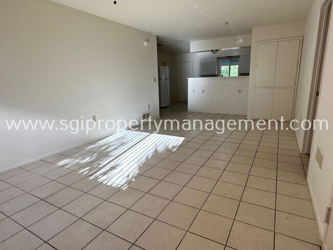 Building Photo - UNIQUE 3 BEDROOM HOME WITH PRIVATE GUEST S...