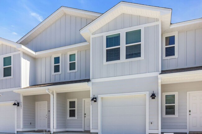 Building Photo - New 3 Bedrooms in Gulf Breeze!!
