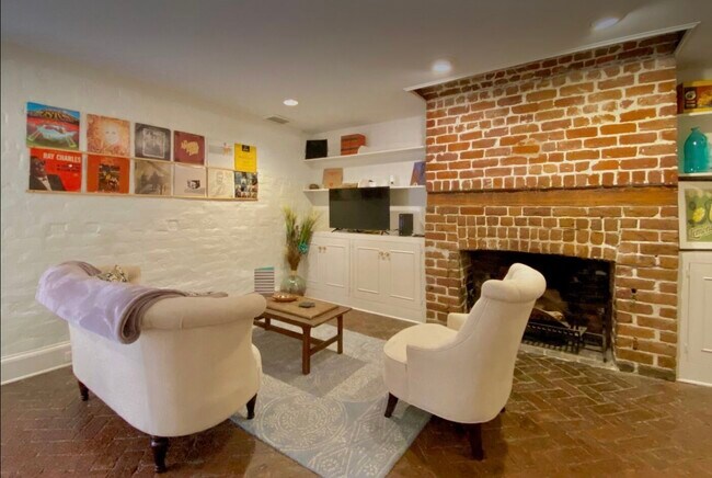 salón principal - 207 W Jones St