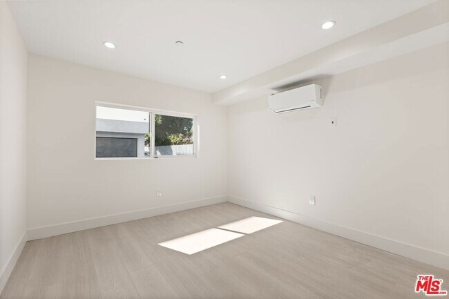 Foto del edificio - 6943 Simpson Ave