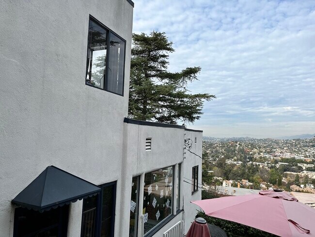 Building Photo - 217 Saint Albans Ave