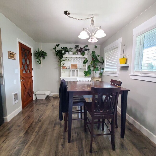 Building Photo - Recently Updated Pet Friendly 3 Bed House ...