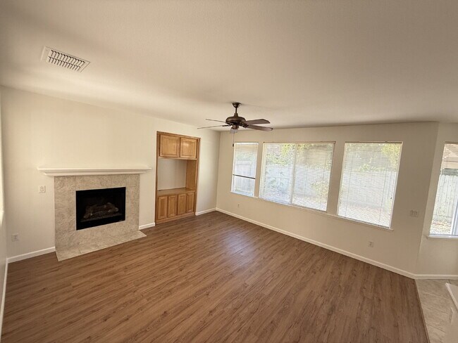 Foto del edificio - Stunning Spacious Single Story Home You Should Want to Call Home!