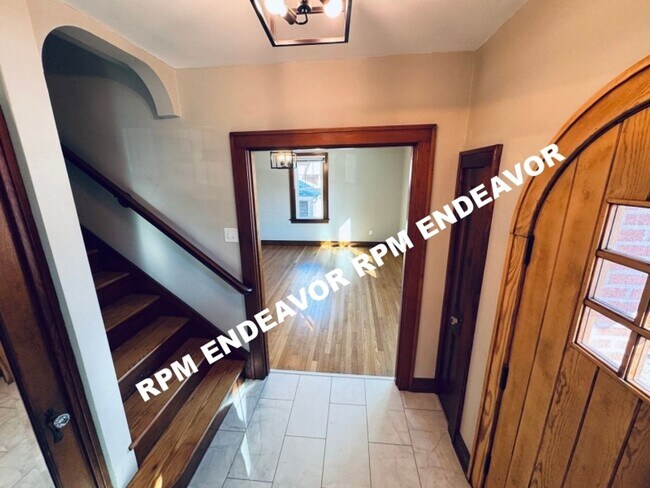 Foto del edificio - Downtown St. Charles 4BR Home | Walk to Main Street | Garage + Yard