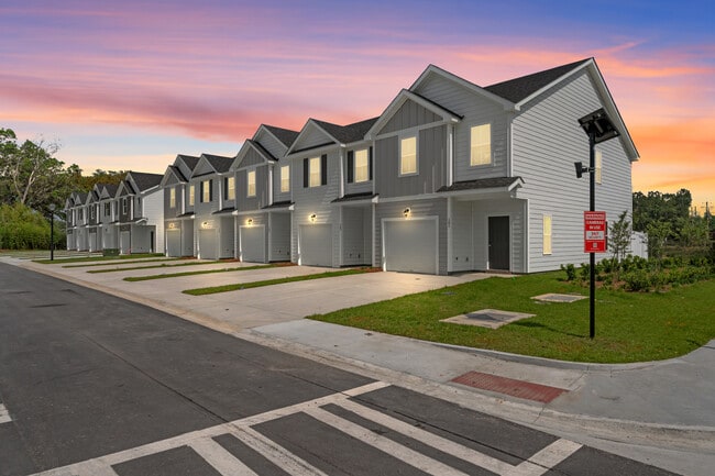 Building Photo - Oak Grove Townhomes