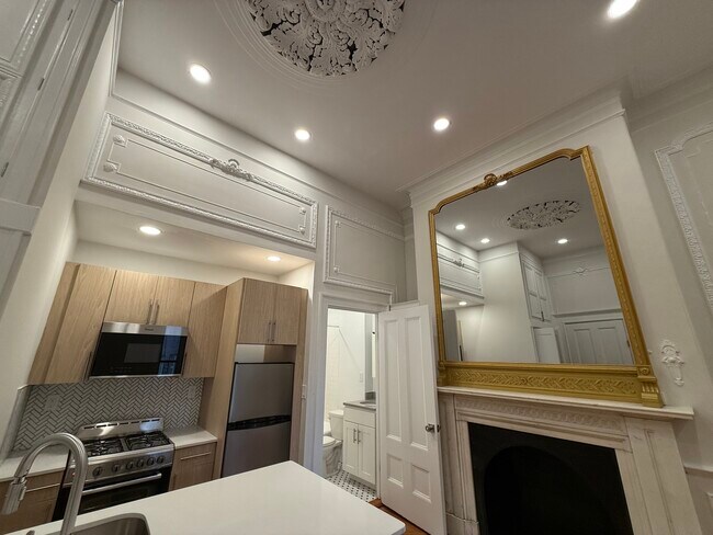 Building Photo - 5 Joy St