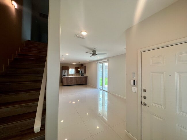 Building Photo - 1021 E La Cantera Ave