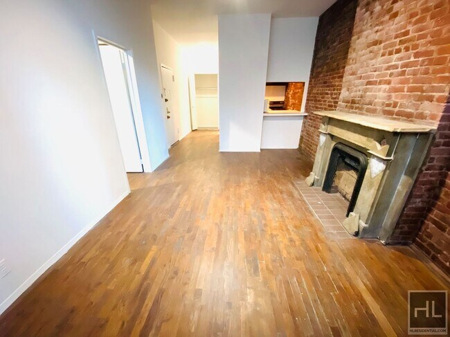 Building Photo - Large 1 Bedroom in a Beautiful Building in...