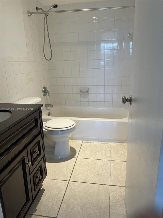 Foto del edificio - 2175 NE 170th St