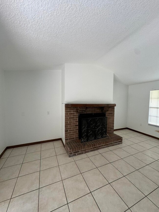 Building Photo - 5585 Barna Ave
