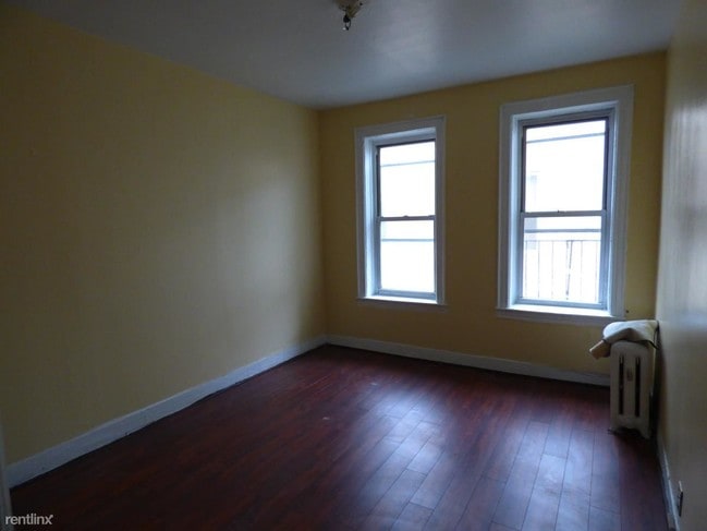 Building Photo - 3 br, 1 bath  - Joe