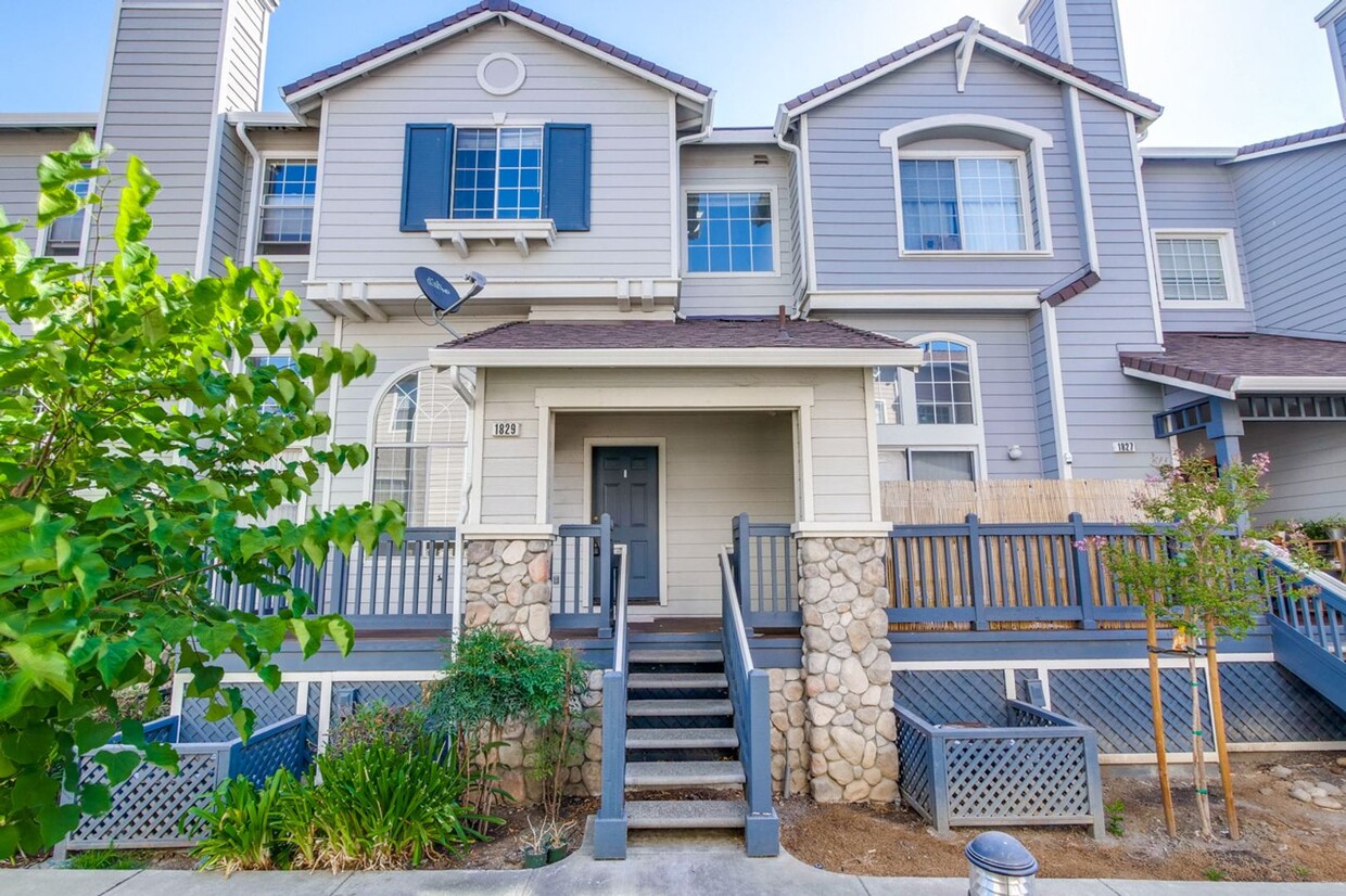 Primary Photo - Excellent 3 Bed 2.5 Bath Town Home!